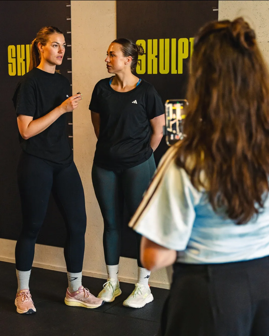Karin achter de schermen op de vloer bij Skulpt Fitness