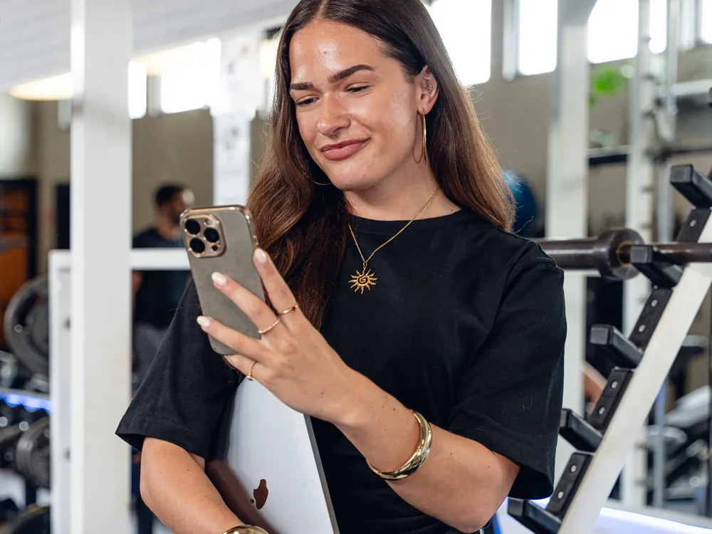 Karin Polstra bekijkt het profiel op haar telefoon