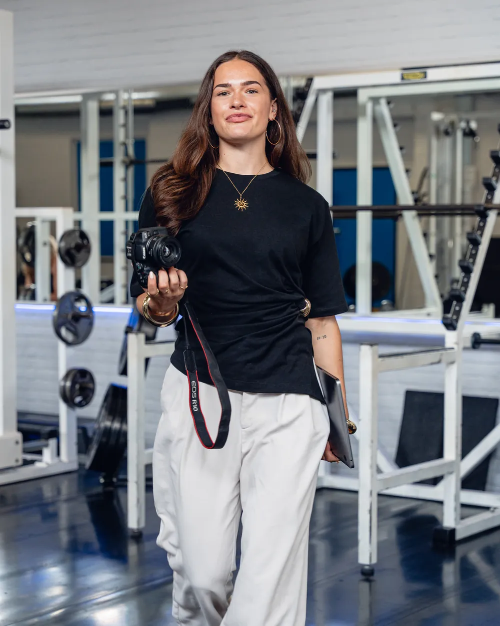 Karin Polstra loopt met haar camera door de sportschool
